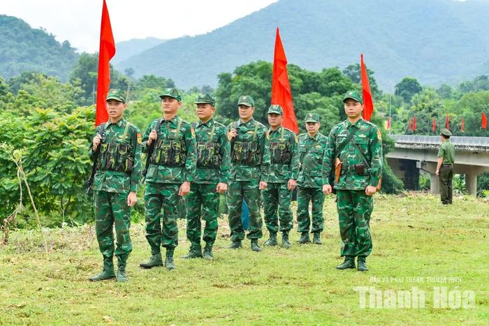 Tổ tuần tra vũ trang do Đại úy Nguyễn Huy Hùng chỉ huy tái hiện quy trình tuần tra bảo vệ mốc giới.