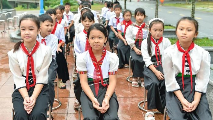 Những ánh mắt trong veo đổ dồn về khối đá hoa cương cao 1,6m sừng sững giữa trời xanh. Được nhìn thấy tận mắt ranh giới phân định chủ quyền của Tổ quốc, sự ngạc nhiên hiện rõ trên từng gương mặt trẻ thơ khi biết Đồn BPCK Tén Tằn đang ngày đêm canh giữ hơn 23km đường biên với 9 cột mốc.