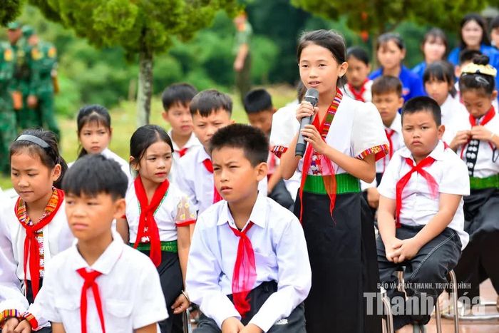 “Dạ thưa chú, phải báo ngay cho các chú bộ đội biên phòng hoặc ủy ban nhân dân xã ạ!”, câu trả lời dõng dạc nhận được cái gật đầu khen ngợi của người lính biên phòng. Nụ cười bừng sáng, gương mặt các em ửng hồng vì vui sướng và tự hào khi được làm “người nắm luật”.