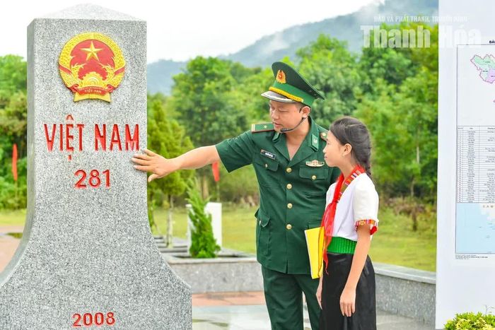 Bài học gìn giữ bờ cõi được người lính quân hàm xanh trao truyền cho thế hệ măng non bằng ánh mắt ấm áp, lời dặn dò mộc mạc và khoảnh khắc cùng chạm tay vào cột mốc chủ quyền thiêng liêng.
