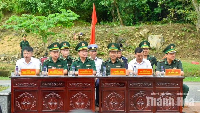 Tiết học thực địa có sự tham dự của lãnh đạo Cục Chính trị (Bộ Tư lệnh BĐBP), Ban Chỉ huy BĐBP tỉnh Thanh Hóa, chính quyền địa phương, đại diện Trạm Công an Xổm Vẳng (tỉnh Hủa Phăn, Lào) cùng 50 học sinh tiêu biểu Trường Tiểu học và THCS Mường Lát (điểm trường Tén Tằn).