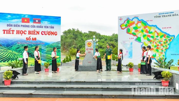 Các “chiến sĩ nhí” được trực tiếp trải nghiệm lau dọn mốc giới. Từng động tác vụng về ban đầu dần trở nên cẩn trọng, nâng niu. Đôi bàn tay nhỏ nhắn miết nhẹ trên thớ đá hoa cương, tuân thủ nghiêm ngặt dặn dò không bước chân sang ranh giới nước bạn, toát lên sự trân trọng tuyệt đối với biểu tượng chủ quyền thiêng liêng.