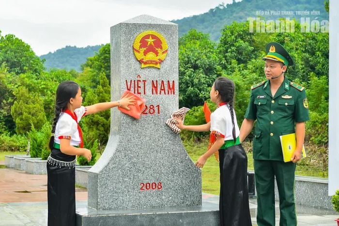 Đặt bàn tay nhỏ nhắn lên hai chữ “Việt Nam” khắc sâu trên cột mốc, ánh mắt long lanh niềm xúc động. Giữa gió biên cương, ước mơ giản dị muốn tiếp bước người lính giữ bình yên cho bản làng thốt lên thật trong trẻo, khiến những người đứng quanh ai nấy đều thấy cay cay nơi khóe mắt.