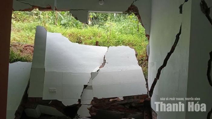 Nứt đồi gây sạt lở đất khiến nhà dân bị hư hỏng
