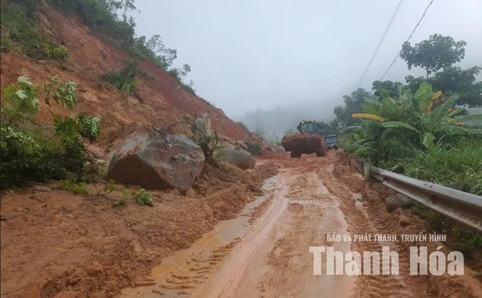 Km72+700 Quốc lộ 15C thuộc địa bàn xã Trung Lý.