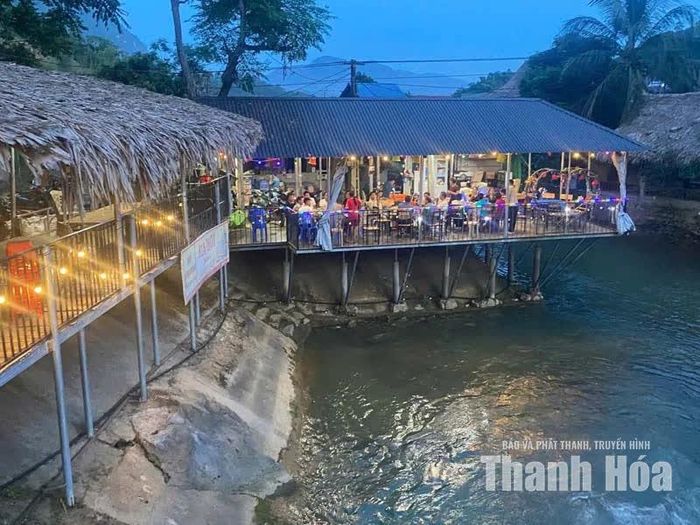Nơi đầu nguồn mó Nủa, người dân bắt đầu làm dịch vụ, phát triển du lịch cộng đồng.