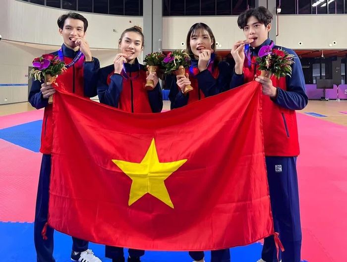 Phạm Ngọc Châm (thứ 2 từ trái qua) cùng các võ sĩ Bạc Thị Khiêm, Phạm Minh Bảo Kha và Lý Hồng Phúc mang về cho đoàn thể thao Việt Nam Huy chương đồng nội dung đồng đội hỗn hợp nam nữ môn Taekwondo ASIAD 19.