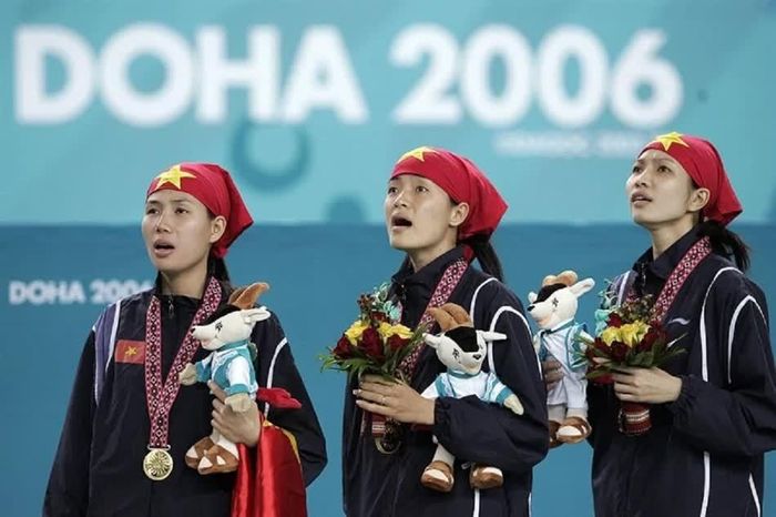 Lưu Thị Thanh trên bục nhận HCV tại ASIAD 15 ở Doha năm 2006.