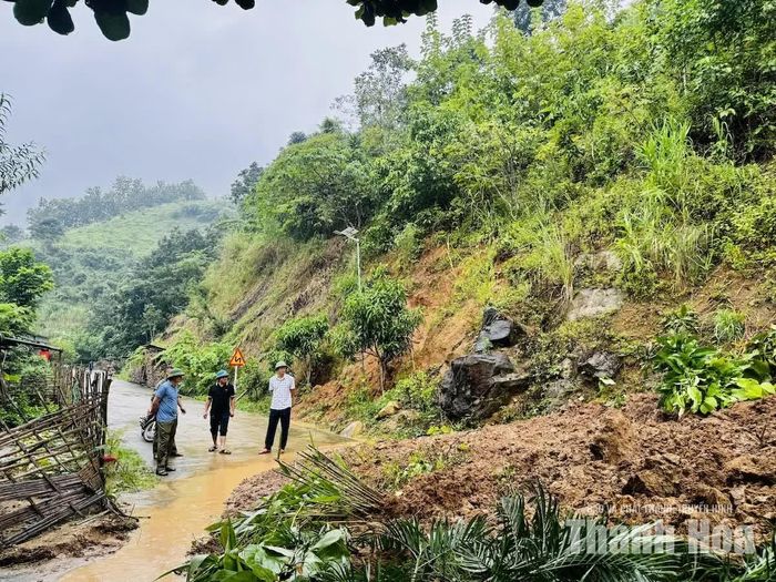 Lãnh đạo xã Mường Lát chỉ đạo công tác khắc phục tại khu vực xảy ra sạt lở.