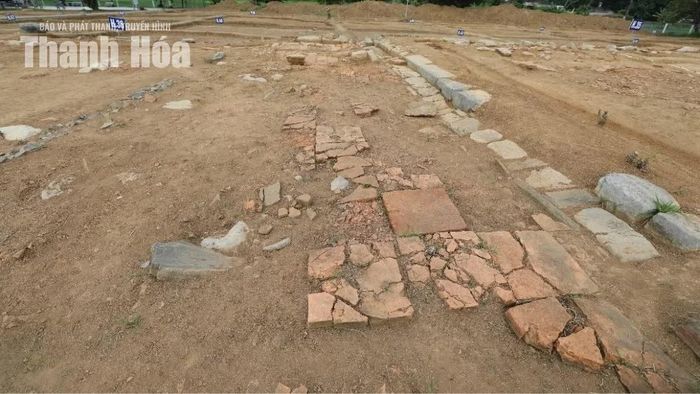 Dấu tích nền sân gạch bên ngoài kiên trúc phía tây Cấp nền 4.