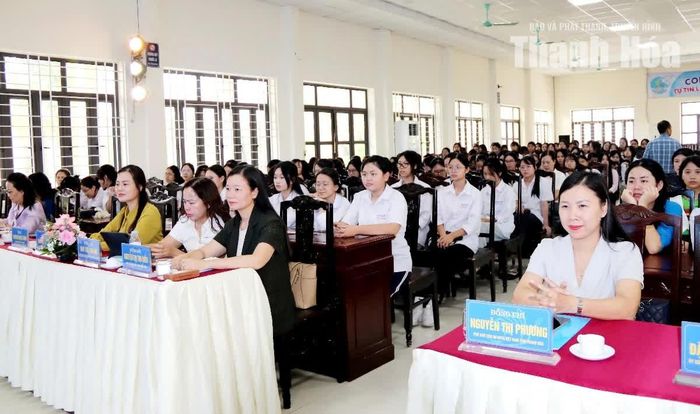 Đại diện Hội LHPN Việt Nam, Ủy ban MTTQ và Hội LHPN tỉnh Thanh Hóa cùng các đại biểu, học sinh dự chương trình.