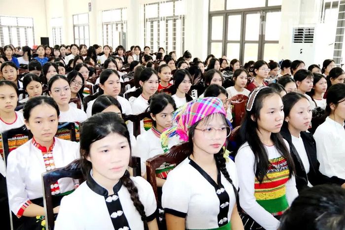 Đông đảo nữ sinh tham dự chương trình.