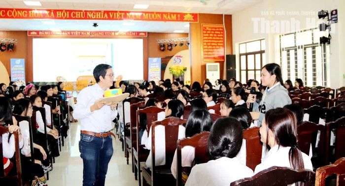 Tác giả Lê Ngọc Thành Vinh giới thiệu sách truyện “Siêu người máy nhí” và giao lưu với học sinh.