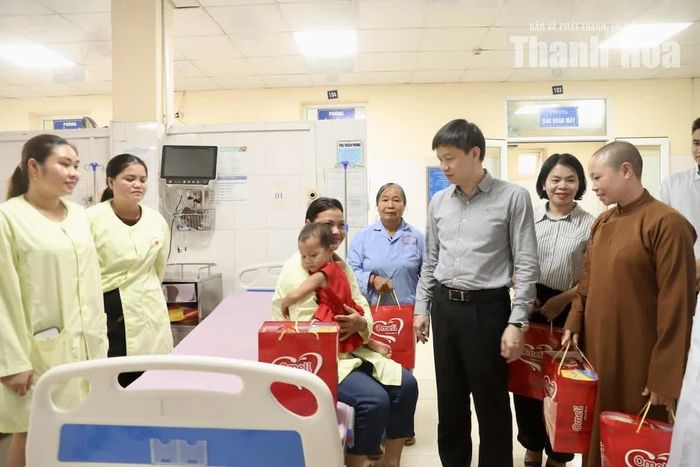 Đoàn công tác trao quà, thăm hỏi, động viên các bệnh nhân có hoàn cảnh khó khăn đang điều trị tại Bệnh viện Đa khoa Lang Chánh.
