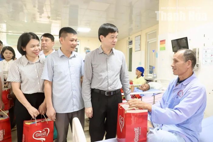 Nhiều phần quà được trao cho bệnh nhân có hoàn cảnh khó khăn đang điều trị tại Bệnh viện Đa khoa Lang Chánh.