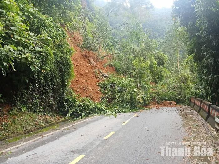 Hàng trăm mét khối đất đá tràn xuống Quốc lộ 217 tại xã Na Mèo gây ách tắc giao thông.