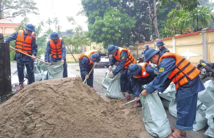 Lực lượng vũ trang cơ sở luôn bám nắm địa bàn sẵn sàng hỗ trợ người dân và khắc phục sự cố do thiên tai gây ra.