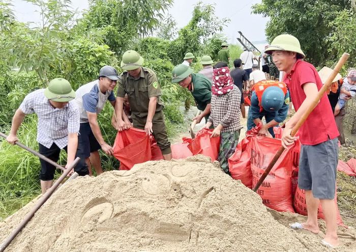 Lực lượng chức năng xã Nông Cống gia cố bờ bao Mã Còng, thôn Cung Điền bị tràn.