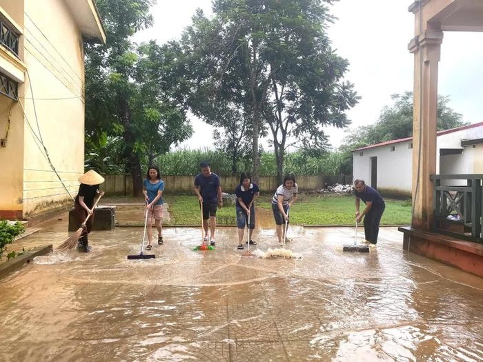Nước rút đến đâu, thầy cô Trường Tiểu học Ngọc Trung, xã Ngọc Liên dọn vệ sinh đến đó.