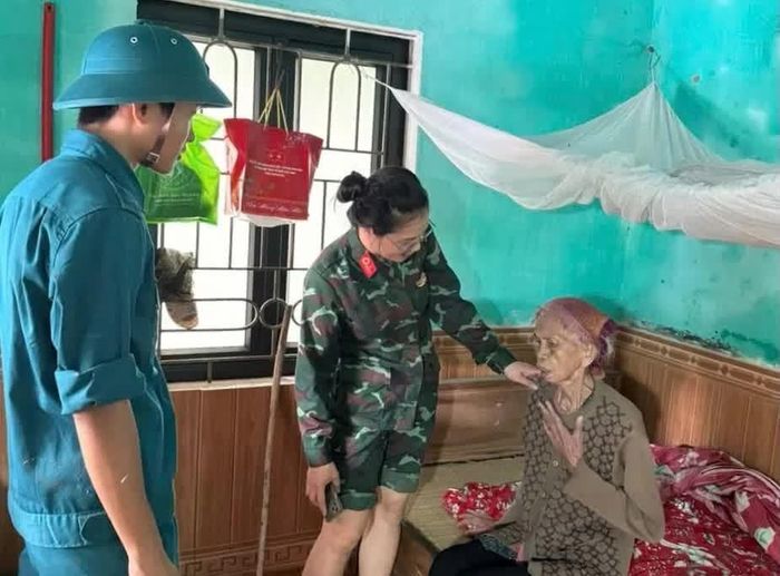 Cán bộ quân y Ban Chỉ huy Quân sự xã Nông Cống khám bệnh cho người dân vùng lũ.