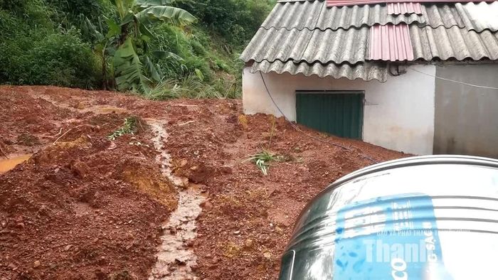 Đất từ sườn đồi tràn xuống, vùi lấp toàn bộ công trình phụ, chuồng trại chăn nuôi và sạt vào khu vực nhà ở các hộ dân.