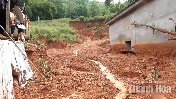 Các lực lượng của xã Kim Tân đang tiếp tục theo dõi diễn biến khu vực sạt lở.