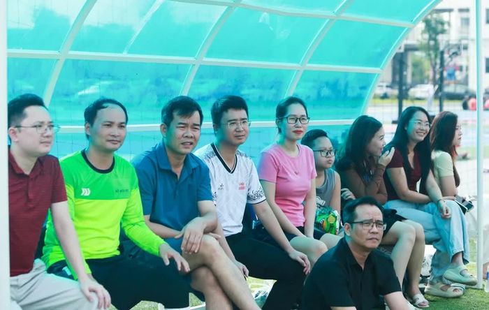 Các cổ động viên theo dõi và cổ vũ cho các đội bóng.