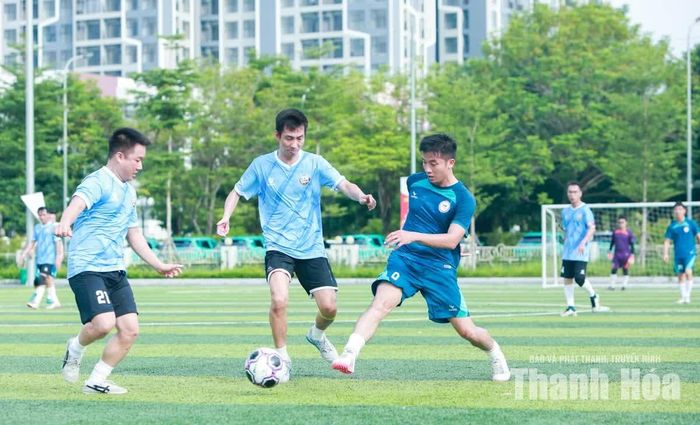 Pha bóng quyết liệt giữa các cầu thủ đội Báo và Phát thanh, truyền hình Thanh Hóa (áo xanh đậm) và các cầu thủ đội Sở Nội vụ.