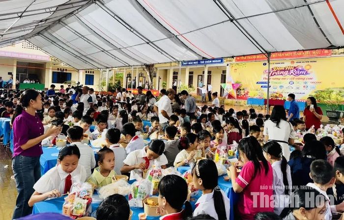 Các em học sinh hào hứng với bữa tiệc trong chương trình.