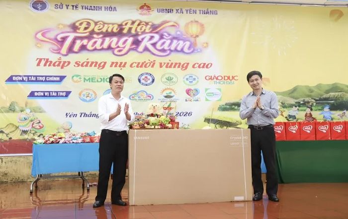 Giám đốc Sở Y tế Lê Văn Cường trao quà của Đoàn TNCS Hồ Chí Minh Sở Y tế tặng Trường Tiểu học và THCS Yên Thắng.