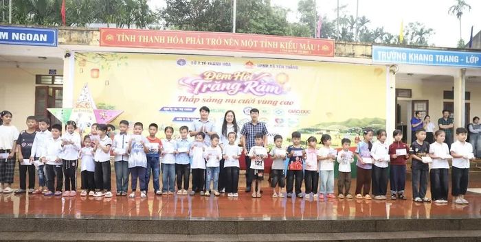 Đoàn công tác trao quà cho các em học sinh.
