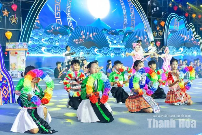 Và giai điệu mượt mà, sâu lắng của ca khúc chủ đề “Biên cương - Đêm hội Trăng rằm” do các em thiếu nhi thể hiện trên sân khấu lớn.
