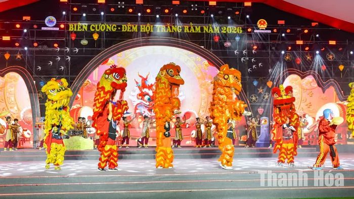 Mở màn đêm tổng duyệt là thanh âm trống hội hòa cùng điệu múa lân sư. Những bước nhảy của đàn lân cùng điệu múa rộn ràng của các diễn viên nhí.