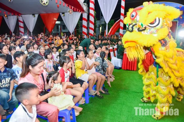 Chương trình tổng duyệt thu hút nhiều khán giả đến xem. Những đôi mắt trẻ thơ vùng cao tròn xoe theo từng nhịp múa.