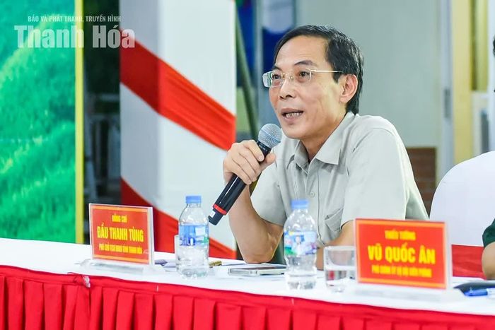 Sau khi lắng nghe các trao đổi, Phó Chủ tịch UBND tỉnh Đầu Thanh Tùng lưu ý các bộ phận tiếp tục chỉnh trang, gia cố lại không gian hậu trường và lối di chuyển cho các cháu để bảo đảm thuận tiện, an toàn nhất; đồng thời tinh chỉnh độ bắt sáng và sắc thái âm thanh sao cho vừa tươi vui, rộn rã nhưng vẫn giữ được sự ấm áp, gần gũi của một đêm hội trăng rằm nơi vùng cao.