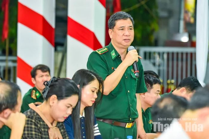 Đại diện Đoàn Văn công BĐBP gợi mở thêm các phương án đẩy cao trào cảm xúc, sao cho hình ảnh trẻ thơ vùng cao luôn là tâm điểm của đêm hội.
