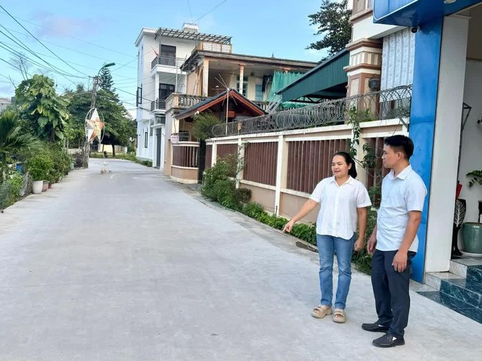 Đảng viên Nguyễn Thị Liên, cụm dân cư số 4 tiên phong hiến 100 m2 đất để mở rộng đường giao thông.