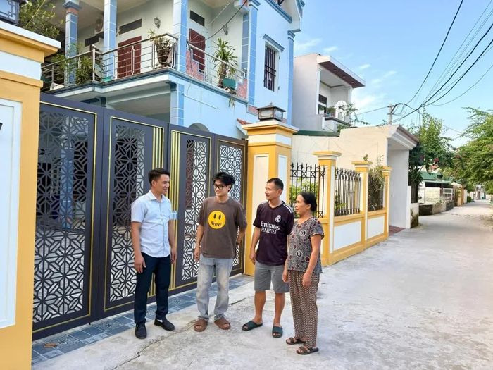 Đồng chí Nguyễn Khắc Tâm, Phó Bí thư Chi bộ, Tổ trưởng TDP Tiến Thọ (bên trái) nắm bắt tâm tư, tuyên truyền vận động Nhân dân đồng thuận hiến đất mở đường.