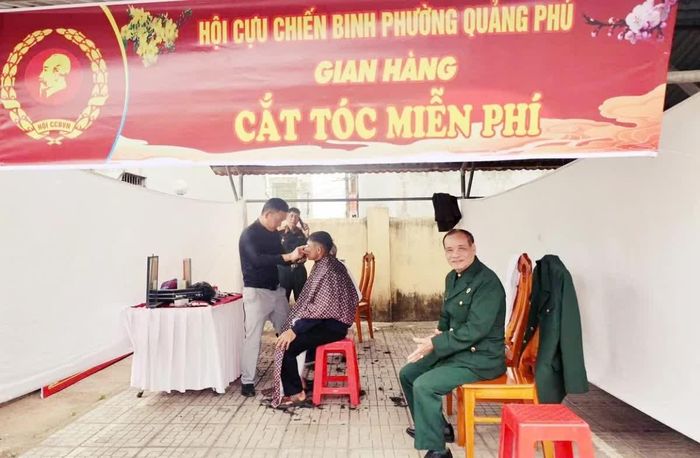 Chi hội Cựu chiến binh TDP Tiến Thọ duy trì hiệu quả mô hình cắt tóc miễn phí, phục vụ bình quân hơn 600 lượt hội viên và người dân mỗi năm.