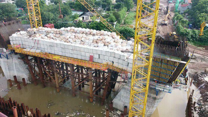 Ban QLDA đánh giá tiến độ cầu chính, cầu thép, cầu dẫn phía Đông Anh và nút giao Trường Sa cơ bản đáp ứng yêu cầu phấn đấu hoàn thành trước Hội nghị APEC 2027. 