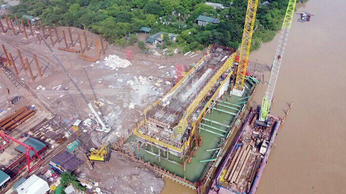 Điểm đầu dự án nối với đường Nghi Tàm, quận Tây Hồ; điểm cuối nối với đường Trường Sa, huyện Đông Anh. Trong ảnh: Trụ chính phía Hồng Hà đang đan cốt thép dầm ngang đỡ mặt cầu chính. 