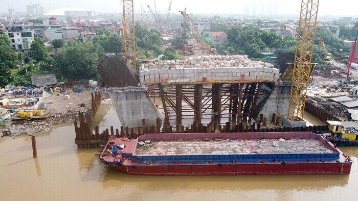  Đối với Dự án đầu tư xây dựng cầu Tứ Liên và đường dẫn hai đầu cầu, công tác giải phóng mặt bằng trên địa bàn thành phố đã hoàn thành. Trong ảnh: Trụ chính phía Bắc Cầu đang thử tải trước khi đúc dầm ngang đỡ mặt cầu chính. 