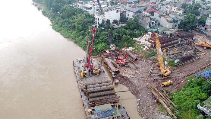 Dự án chia thành bốn thành phần, gồm ba dự án thành phần giải phóng mặt bằng và một dự án đầu tư xây dựng cầu Tứ Liên và đường dẫn. Trong ảnh là trụ cầu sát mép nước sông Đuống ở khu vực Bắc Cầu thi công gặp nhiều khó khăn. 