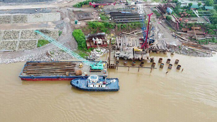 Chủ đầu tư là Ban Quản lý dự án đầu tư xây dựng công trình giao thông TP Hà Nội. Trong ảnh là tiến độ thi công trụ cầu sát mép nước sông Đuống ở khu vực Đông Anh cũ.