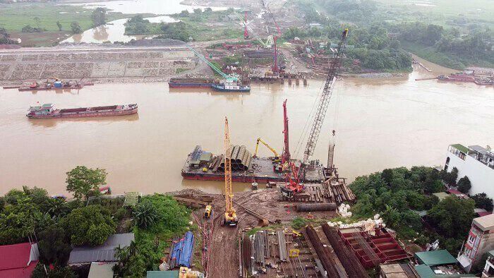 Trong đó cầu chính Tứ Liên dây văng rộng 43 m (kết cấu dầm thép nhịp chính 500 m, trụ tháp cao 185 m); đường dẫn đầu cầu phía Nghi Tàm rộng 48 m, phía Đông Anh rộng 60 m; nút giao với đường Nghi Tàm và nút giao với đường Trường Sa, hầm chui và công trình hạ tầng kỹ thuật. Trong ảnh là khu vực triển khai phần cầu dẫn vượt sông Đuống. 