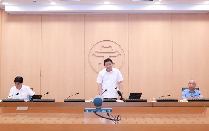 Phó Giám đốc Sở Xây dựng Đào Minh Tâm trao đổi tại điểm cầu UBND TP.Hà Nội. Ảnh: hanoi.gov.vn