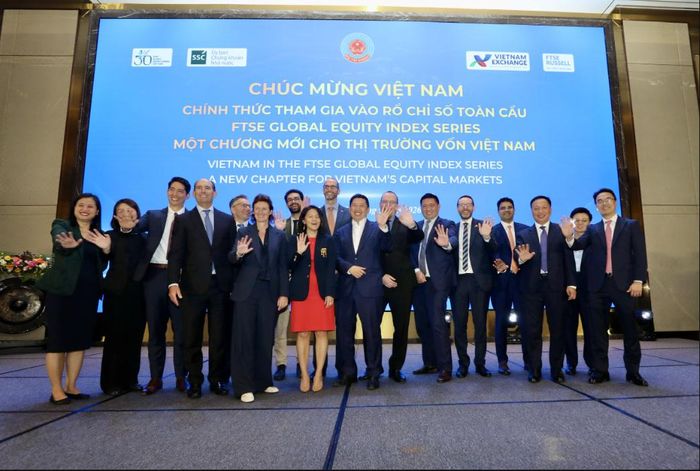 Các diễn giả, Tổ chức xếp hạng, đại diện các quỹ đầu tư, các thành viên trên thị trường chứng khoán chụp ảnh lưu niệm.