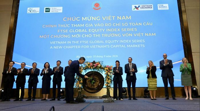 Bộ trưởng Bộ Tài chính Ngô Văn Tuấn đánh cồng chào mừng Việt Nam chính thức tham gia vào thị trường mới nổi. Ảnh: Việt Dũng.