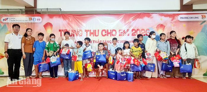 Trao quà Trung thu cho các em thiếu nhi có hoàn cảnh khó khăn và trẻ khiếm khuyết trên địa bàn phường Chi Lăng.