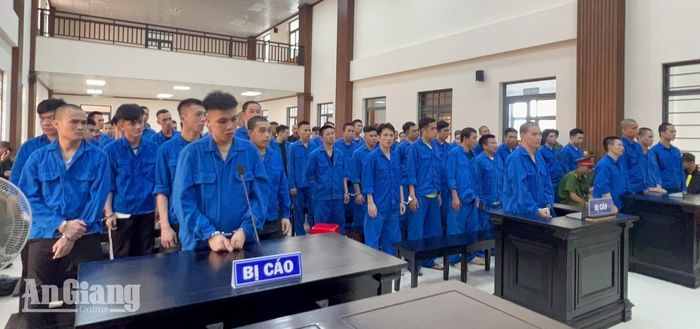 Các bị cáo nghe tuyên án tại phiên tòa sơ thẩm Tòa án nhân dân tỉnh An Giang.